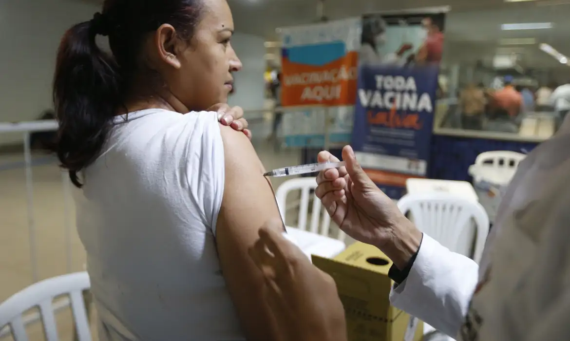 Vacina da covid também protege contra complicações cardíacas da doença