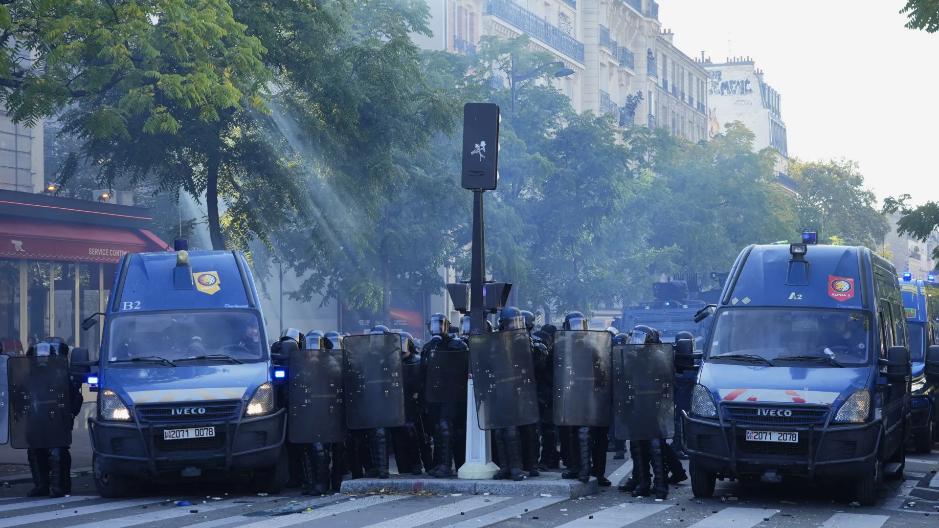 Dia de greve geral na França termina em confronto em Paris