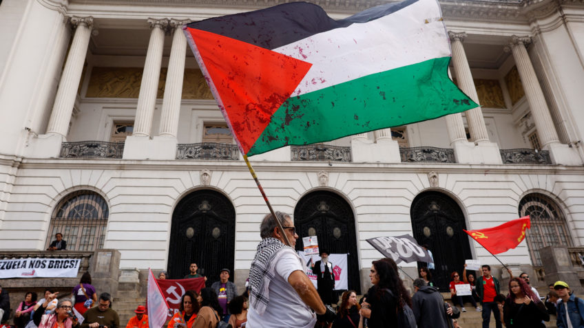 Israel avança por terra e palestinos evacuam Cidade de Gaza