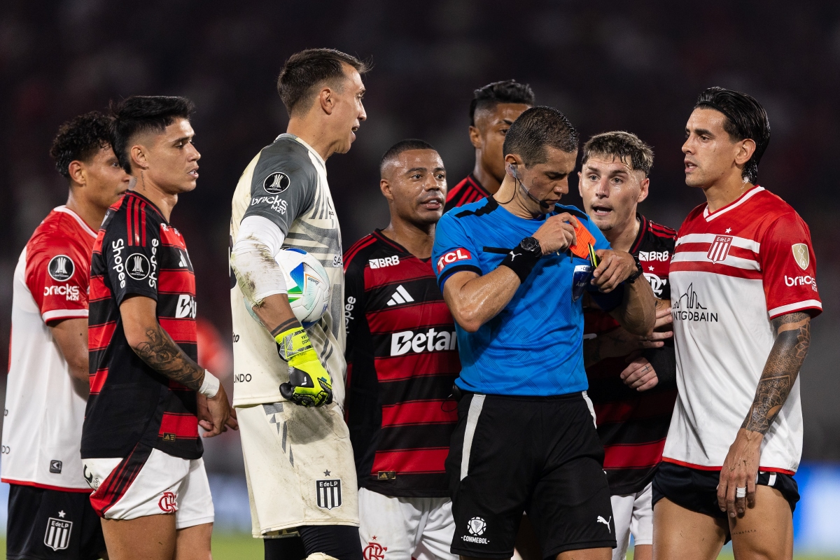Torcedores do Flamengo detonam arbitragem nas redes sociais. Confira