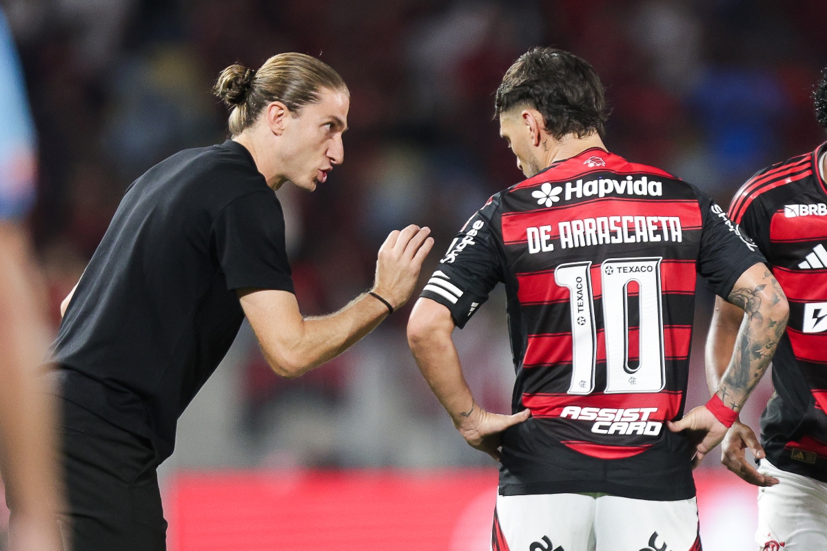 “Totalmente descontrolado”, dispara Filipe Luís sobre arbitragem