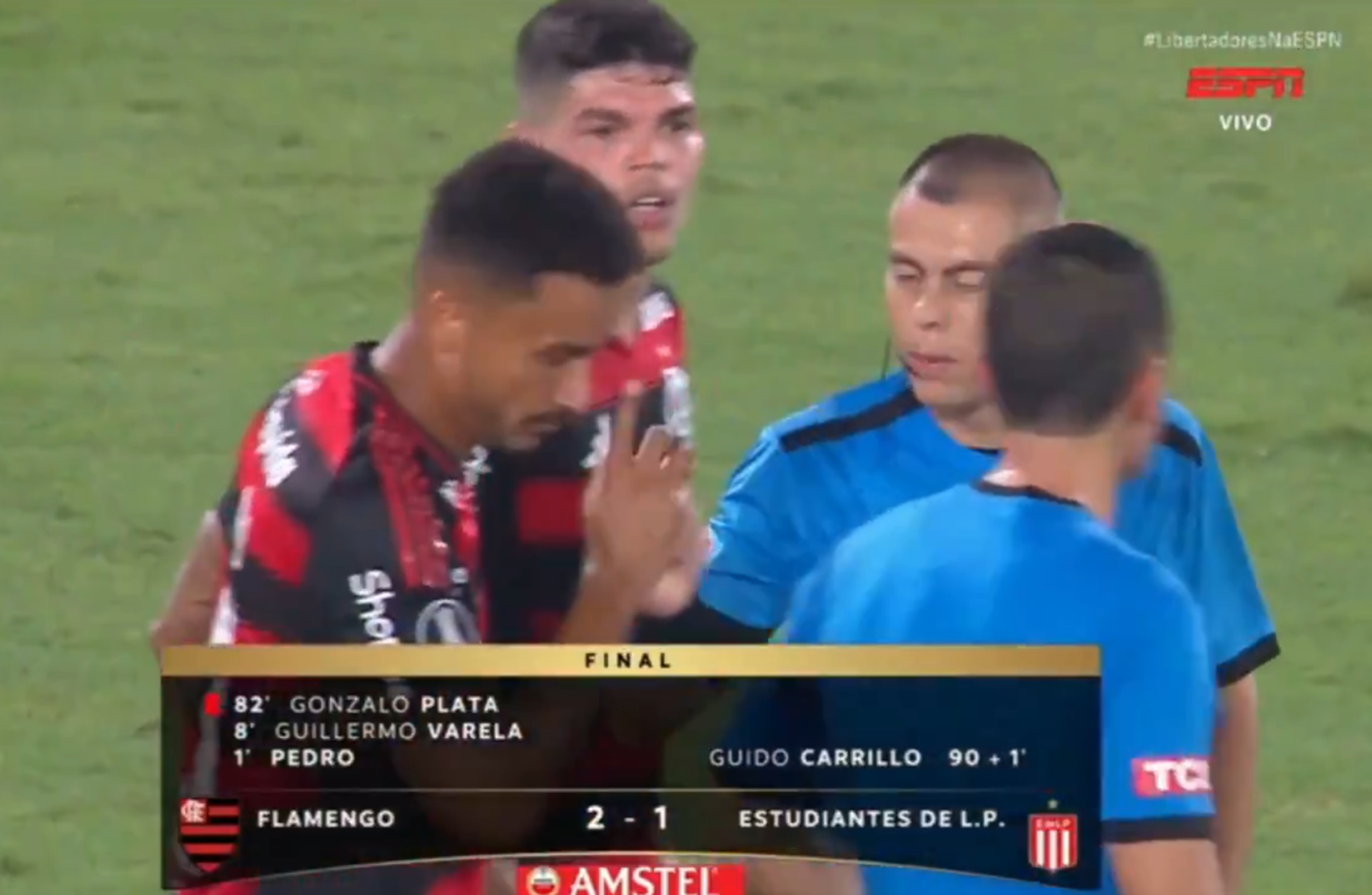 Vídeo: Danilo nega cumprimentar árbitro após polêmica na Libertadores