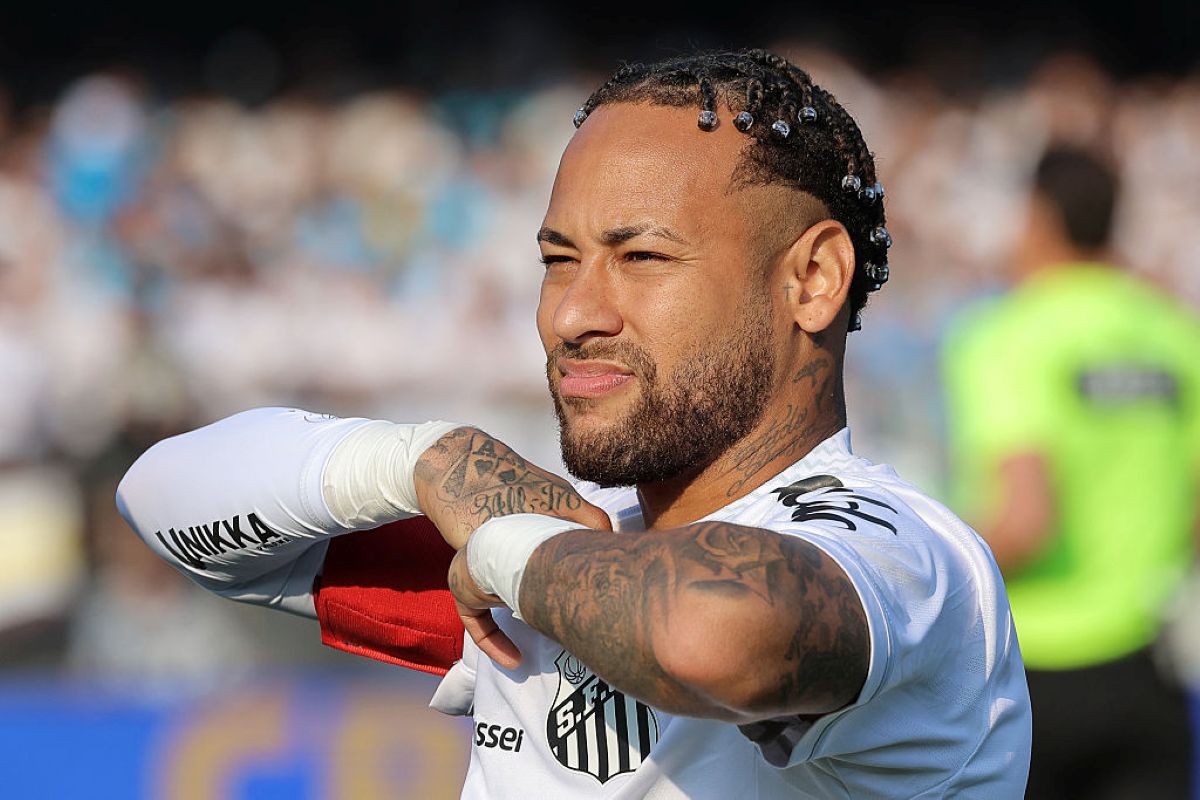 Neymar fica fora de treino e é dúvida para clássico contra o São Paulo