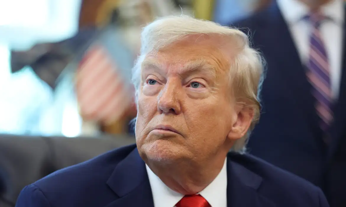 Trump ameaça cancelar licenças de TVs e rádios que criticam governo