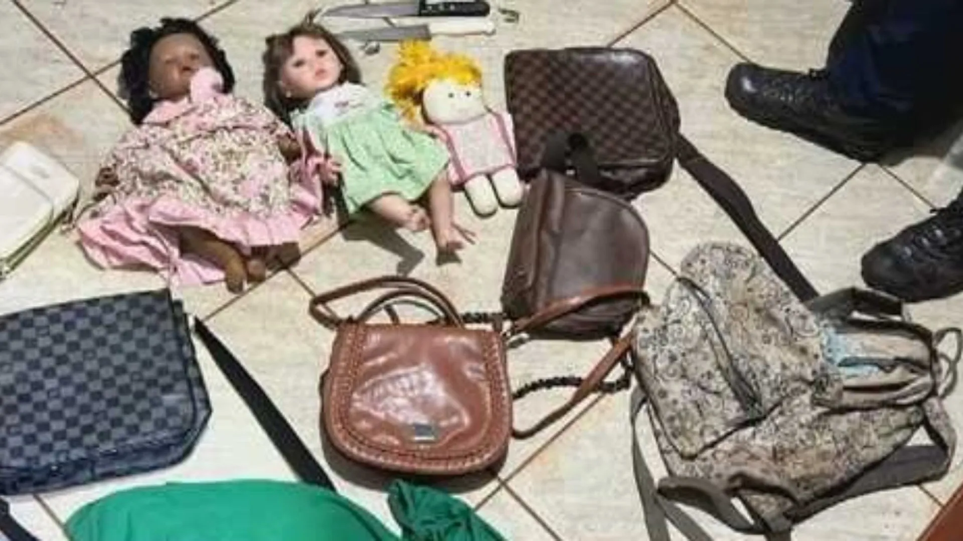 Mãe reconhece bolsa da filha com suposto assassino em série, diz delegado