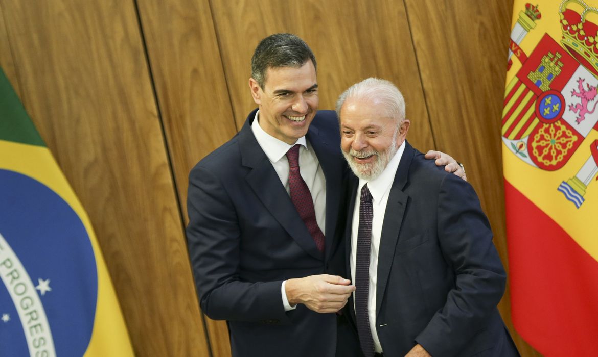 Lula tem conversas telefônica com presidente espanhol e emir do Catar
