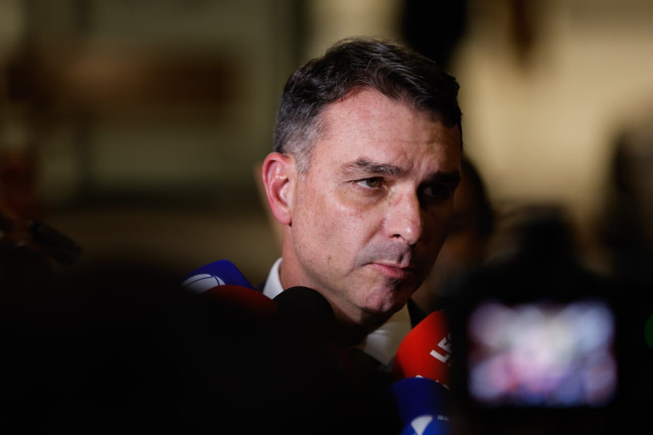 Na Itália, Flávio Bolsonaro defende prisão domiciliar para Zambelli