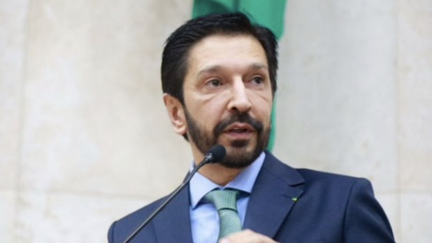 Nunes rescinde contrato do Theatro Municipal após crítica a Kirk