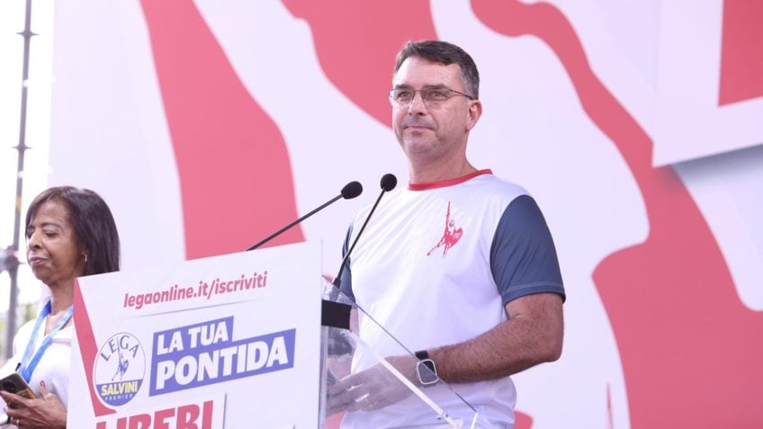 Flávio Bolsonaro defende Zambelli e Tagliaferro em evento na Itália