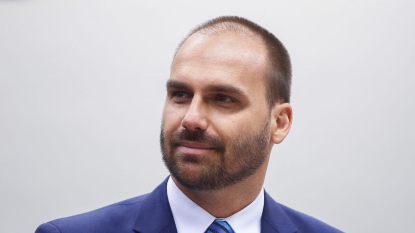 Não é hora de colocar direita nas mãos de aproveitador, diz Eduardo