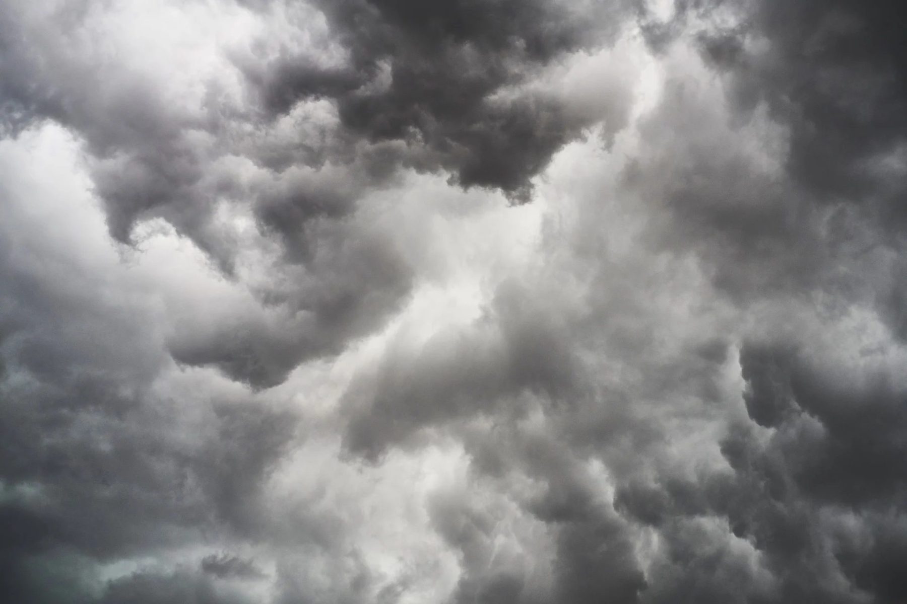 Primavera começa com chegada de frente fria, temporais e fortes ventos