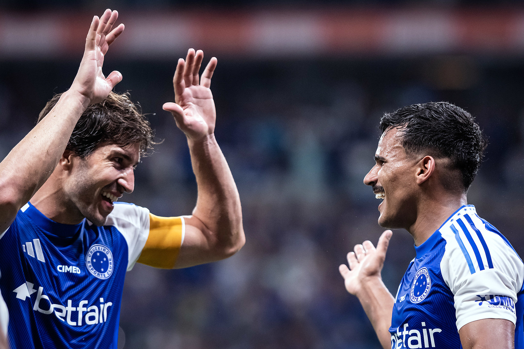 Cruzeiro vira sobre Bragantino e chega à vice-liderança do Brasileirão