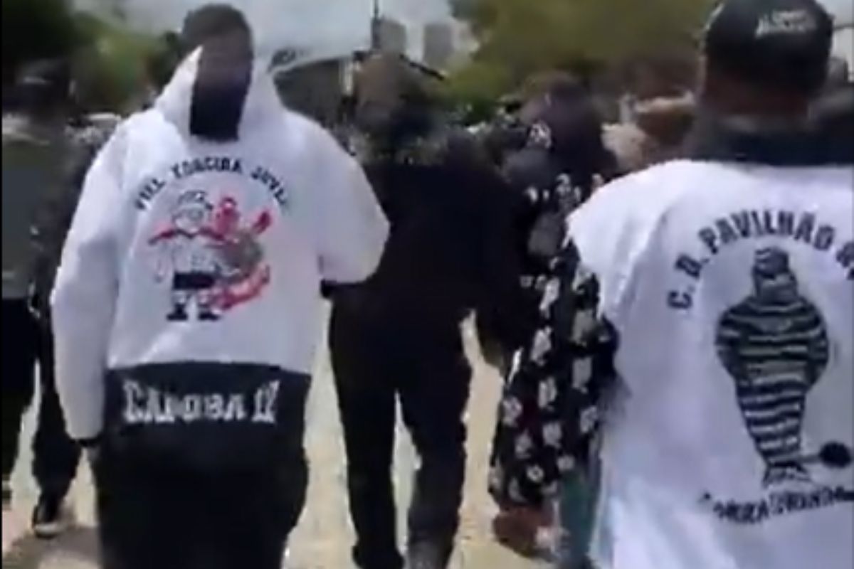 Torcedores do Corinthians vão ao CT antes de jogo contra o Flamengo
