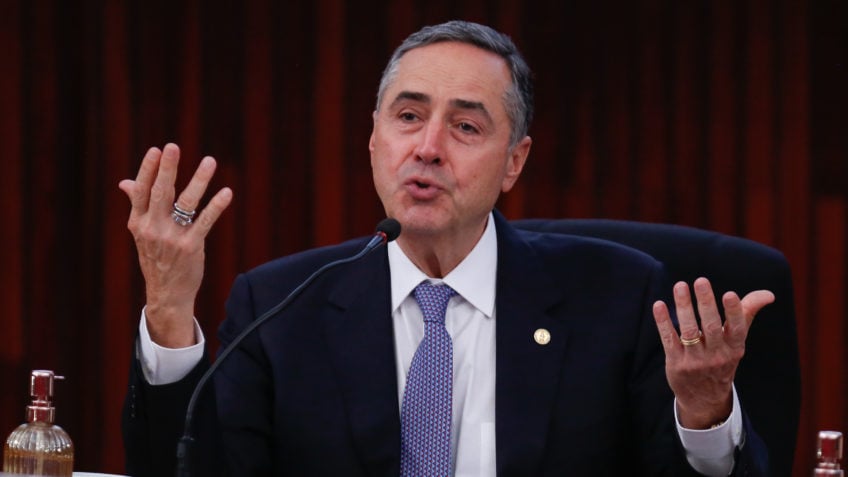 Falar em ditadura judicial é falsificar a verdade, diz Barroso