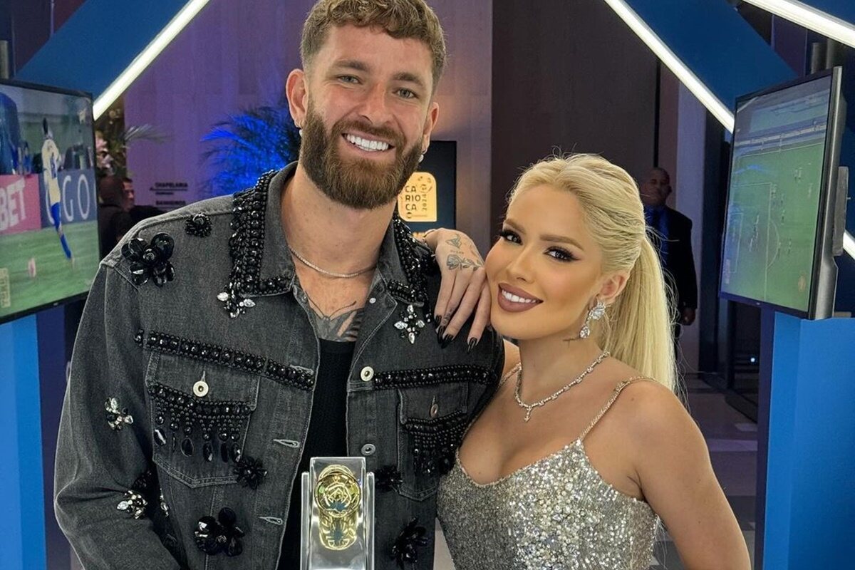 Karoline Lima apaga todas as fotos com Léo Pereira