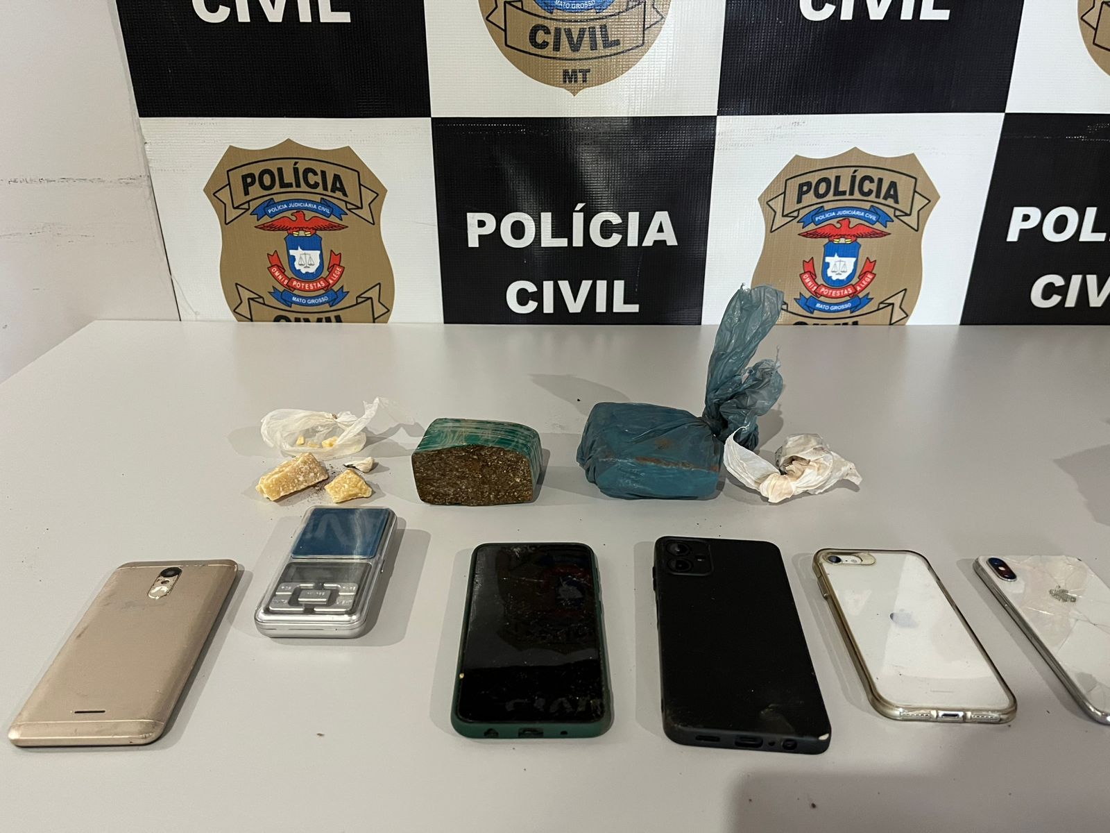 Polícia Civil desmantela ponto de distribuição de drogas em Campos de Júlio