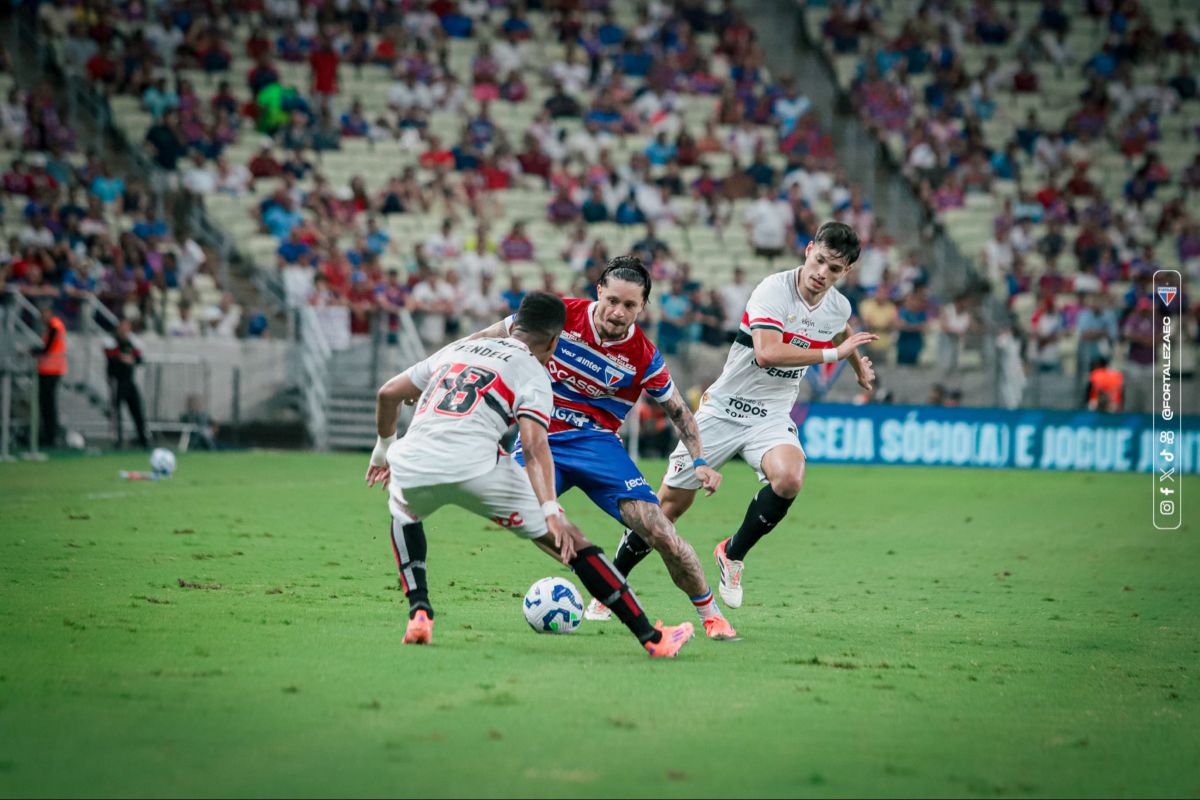 Com um a menos, São Paulo vence Fortaleza e encosta no G6