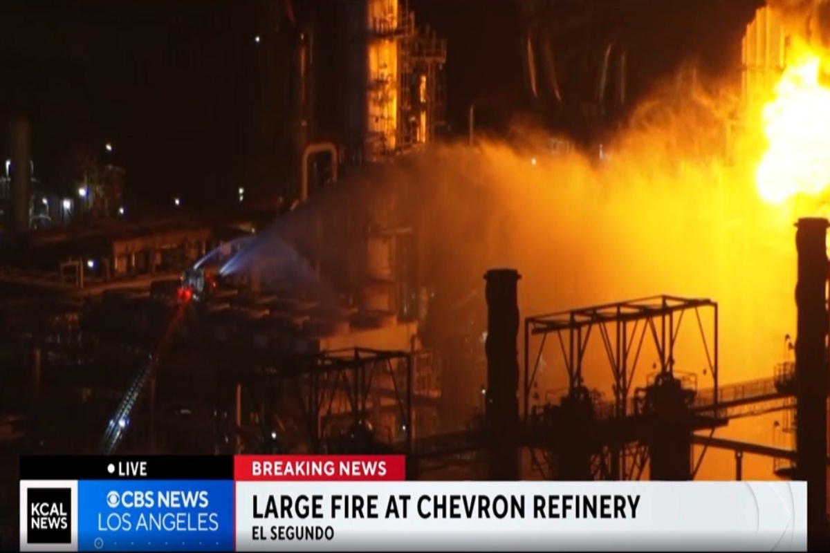 Incêndio de grandes proporções atinge refinaria Chevron nos EUA