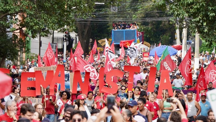 Maioria dos eleitores de Lula e Bolsonaro são contra anistia