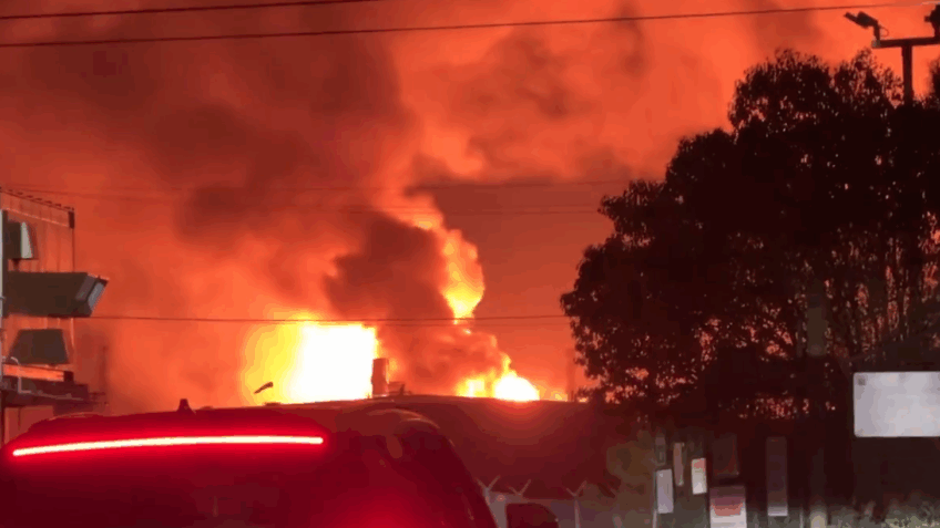 Refinaria de combustível próxima a Los Angeles pega fogo