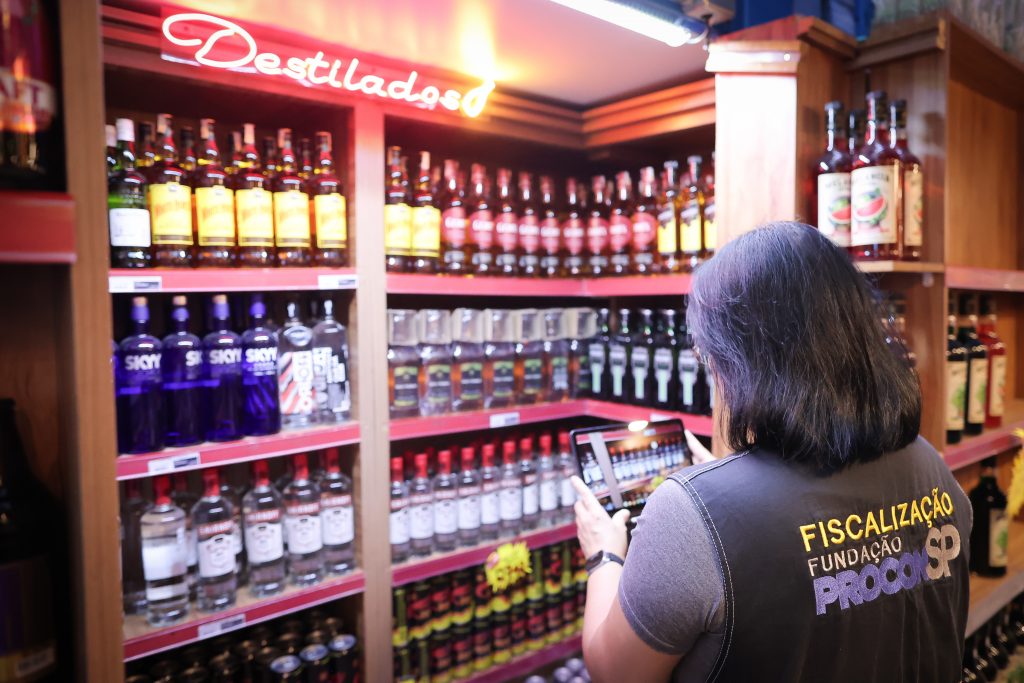 Força-tarefa do Governo de SP apreende mais de mil garrafas de bebidas com rótulos trocados em Diadema