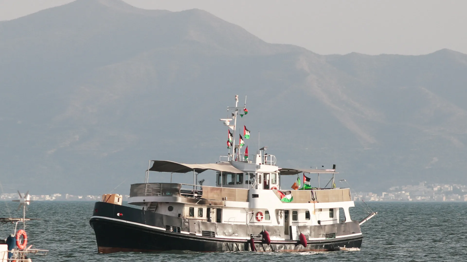 Oito dos 13 brasileiros da flotilha presos em Israel rejeitam assinar termo para deportação