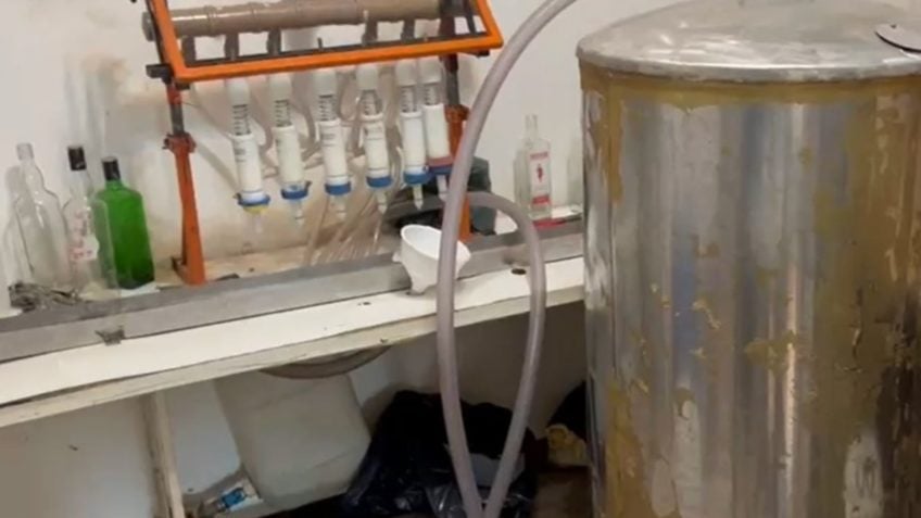 Polícia investiga se metanol em bebidas veio de falha na produção