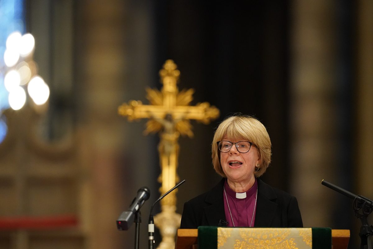 Sarah Mullally é a primeira mulher nomeada arcebispa da Inglaterra