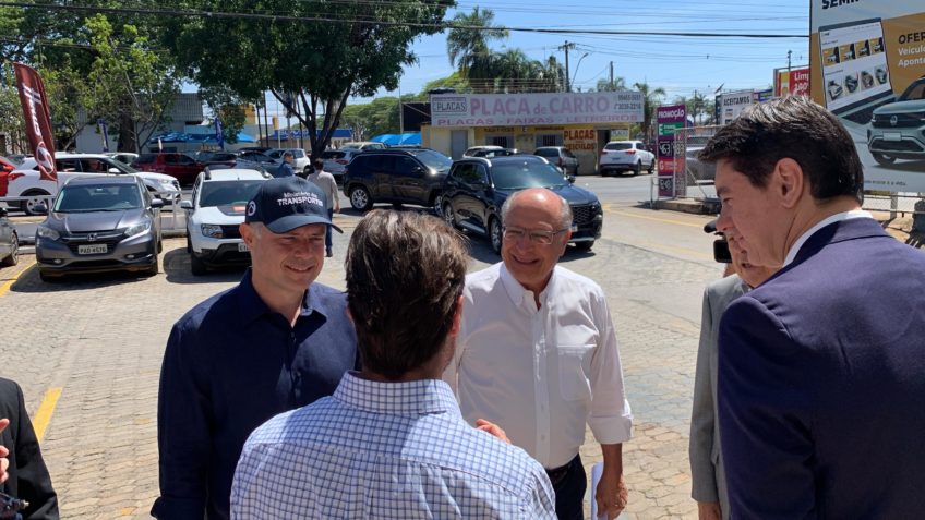 Alckmin exalta alta na venda de carros em visita concessionária