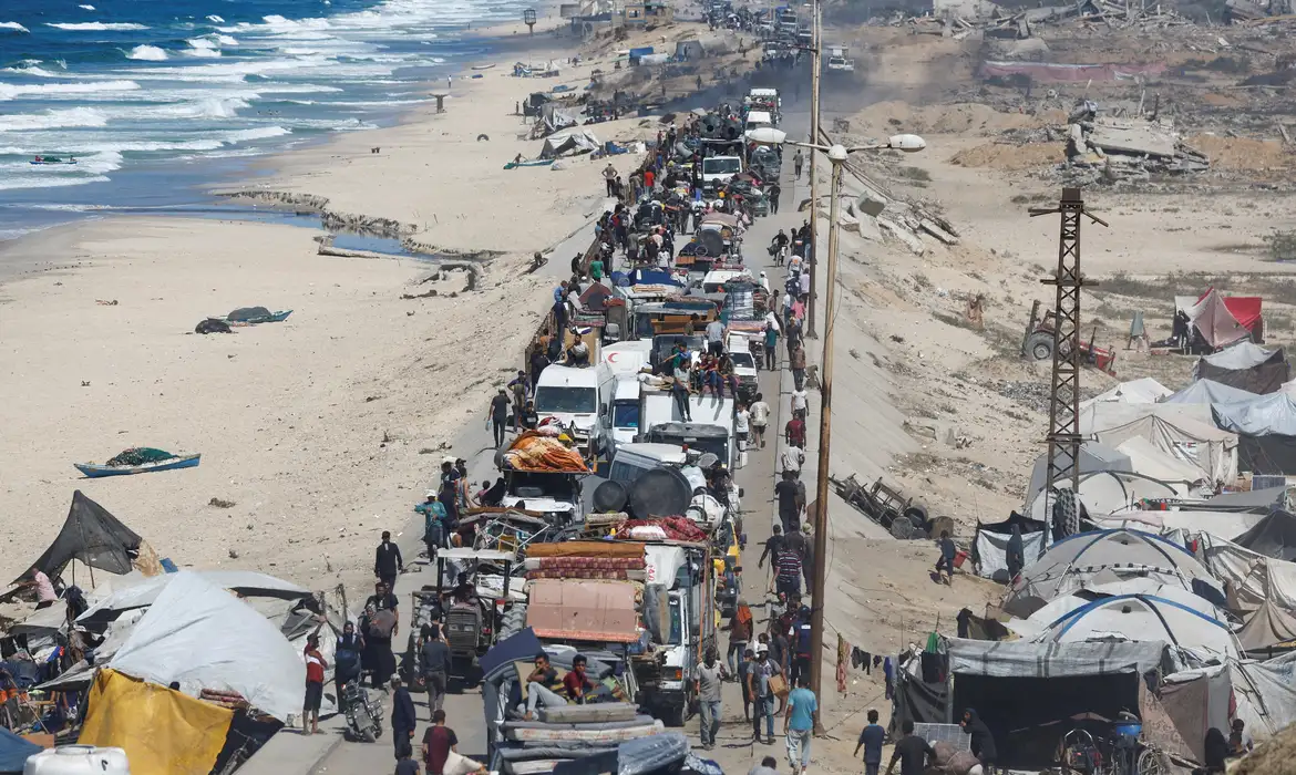 Israel continua ofensiva em Gaza e alerta civis para não regressarem
