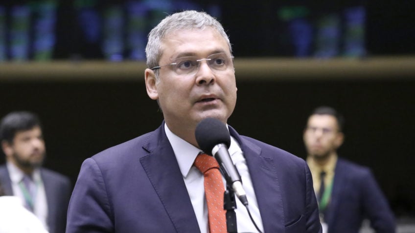 Líder do PT cita Poder360 e diz que bolsonarismo está isolado