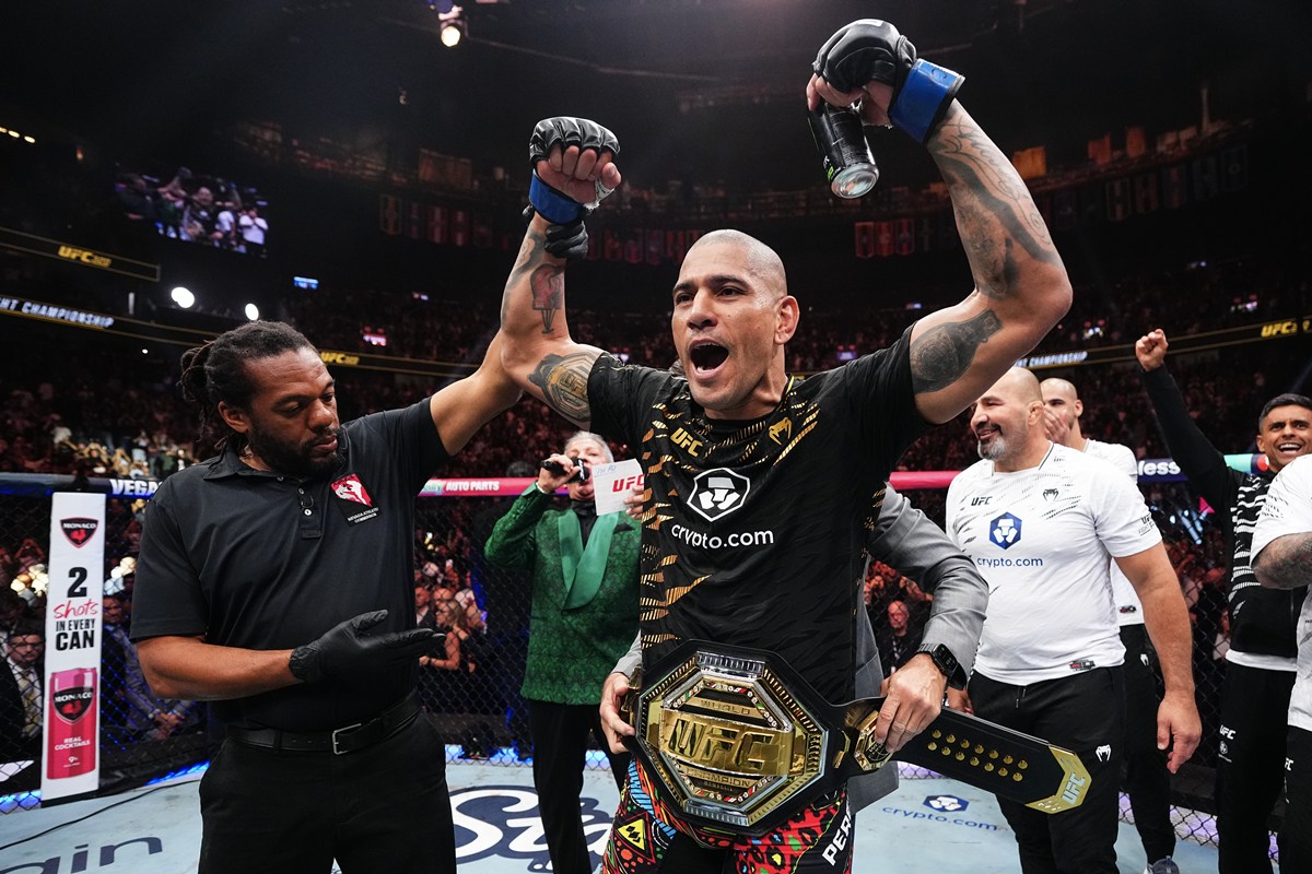 Poatan brilha, derrota Ankalaev e recupera cinturão no UFC 320