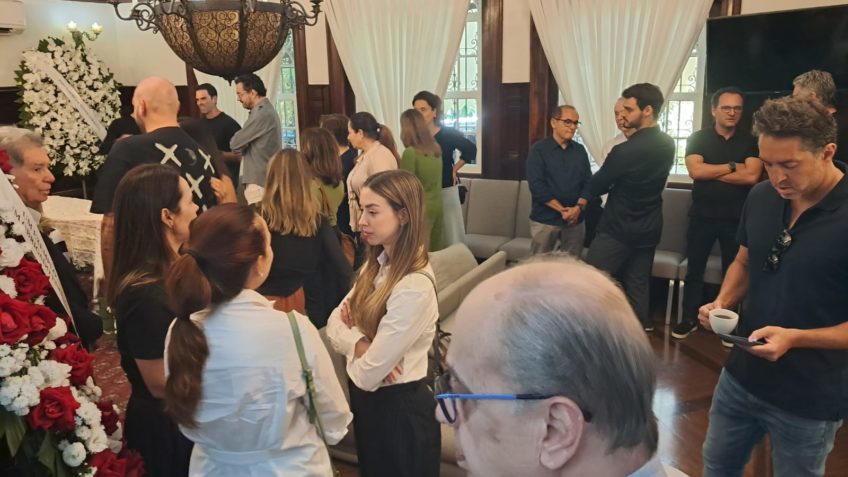 Família e amigos prestam homenagem ao publicitário Sérgio Amado
