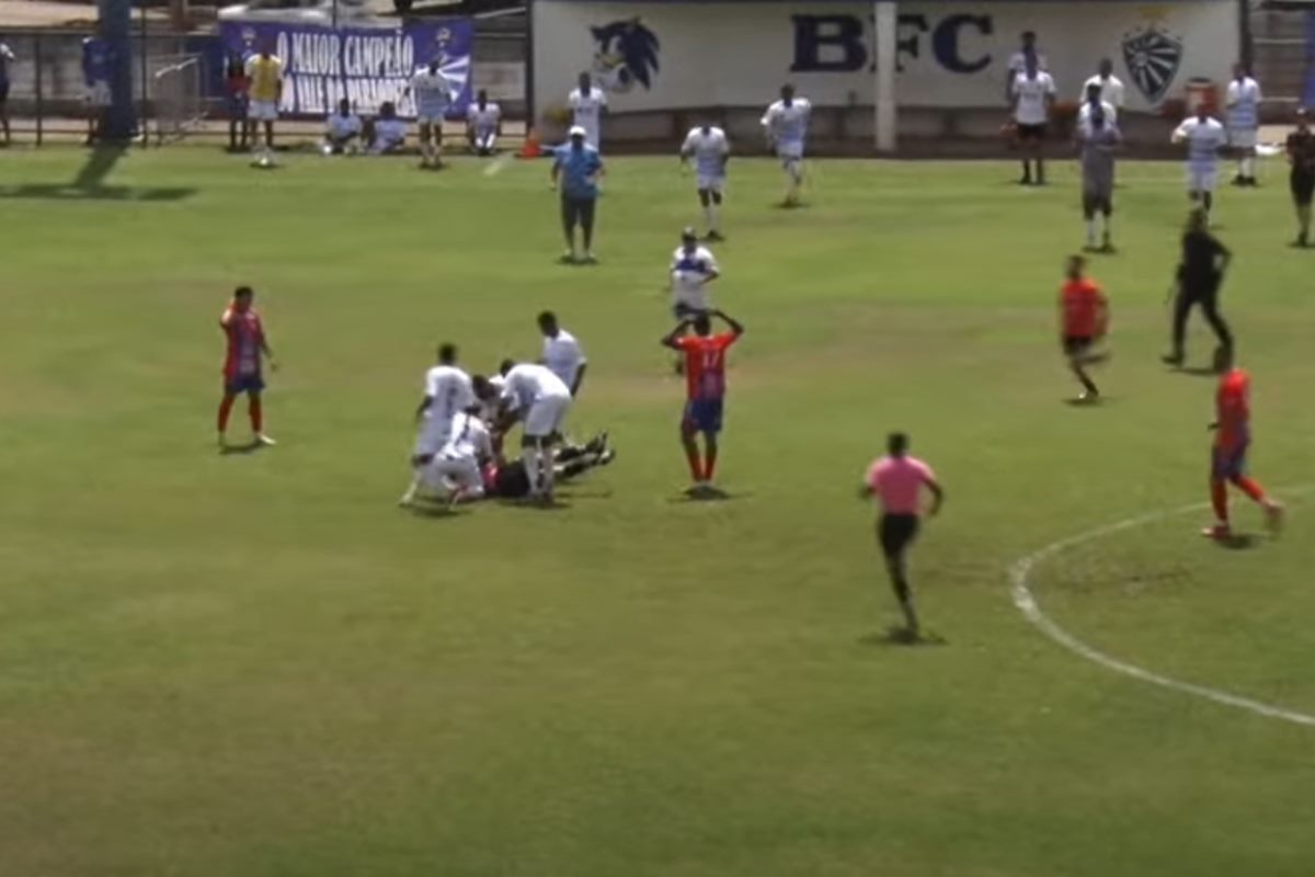 Vídeo: Árbitro de Corinthians x Mirassol passa mal durante jogo em MG