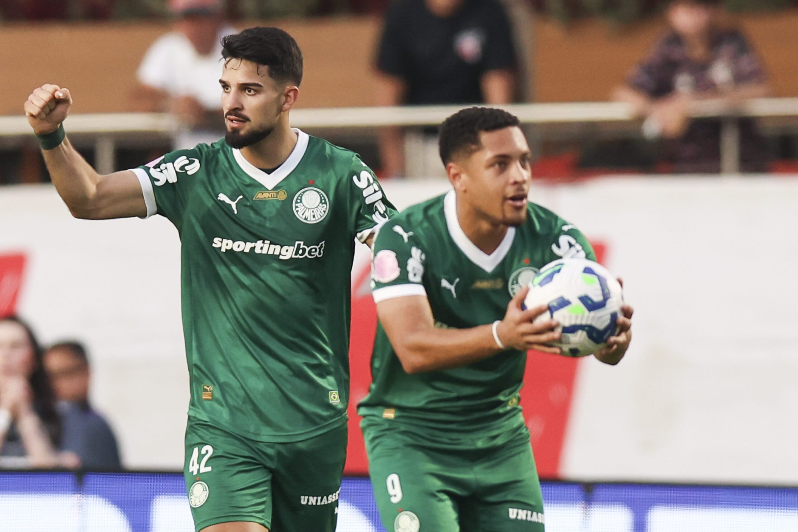 Palmeiras vira contra o São Paulo e assume a liderança do Brasileirão