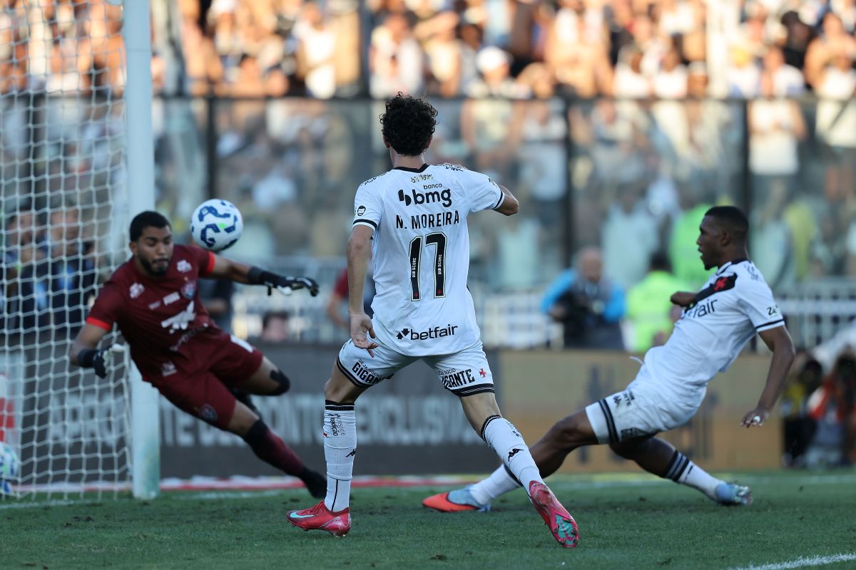 Com gol salvador no minuto final, Vasco vence Vitória pelo Brasileirão
