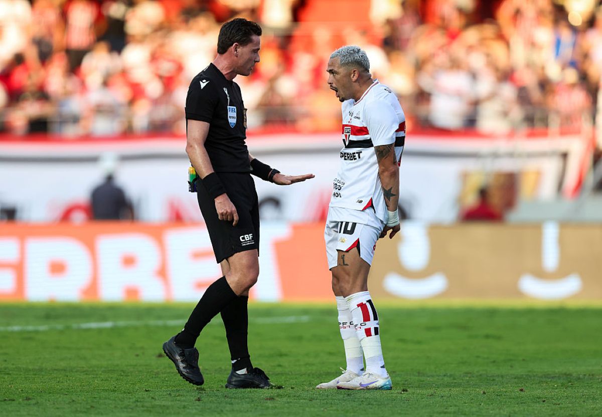 Torcedores se revoltam com arbitragem de São Paulo x Palmeiras; veja