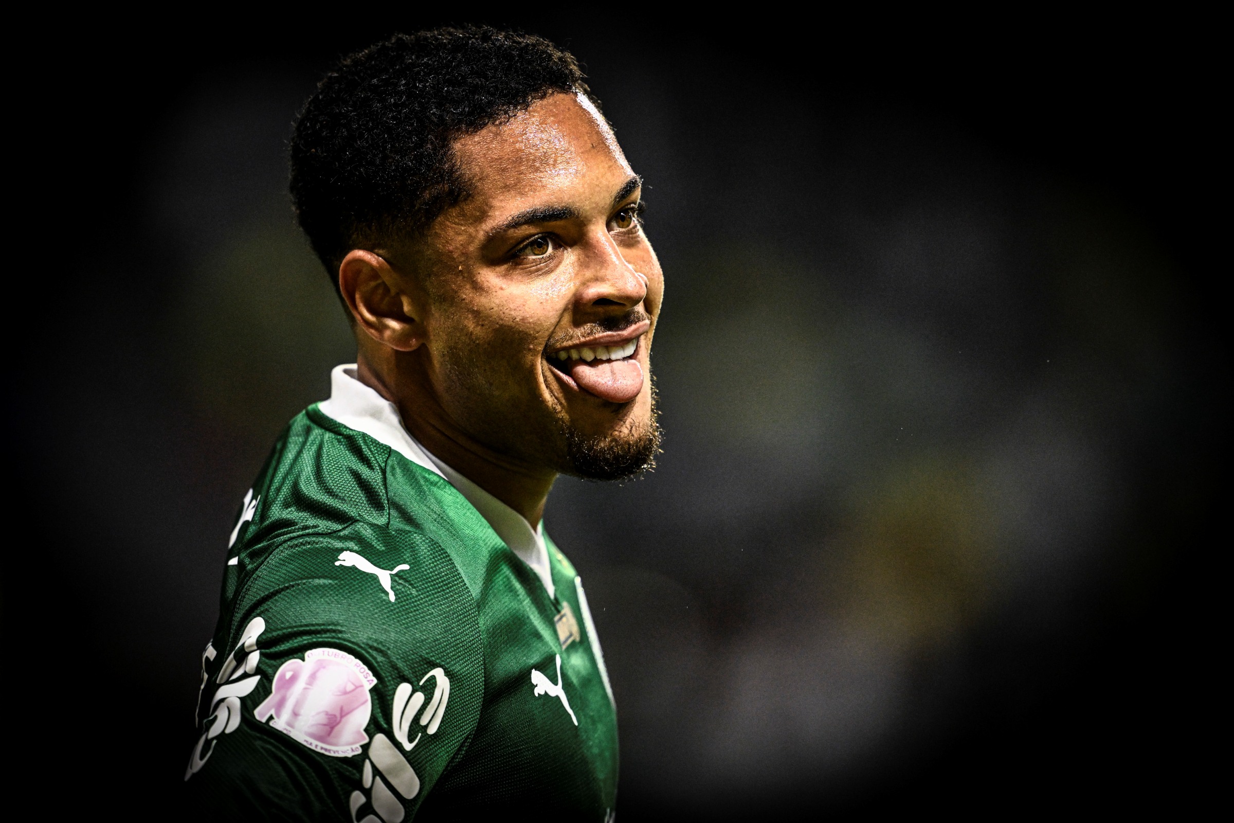 Vitor Roque faz post homofóbico em provocação ao São Paulo. Confira
