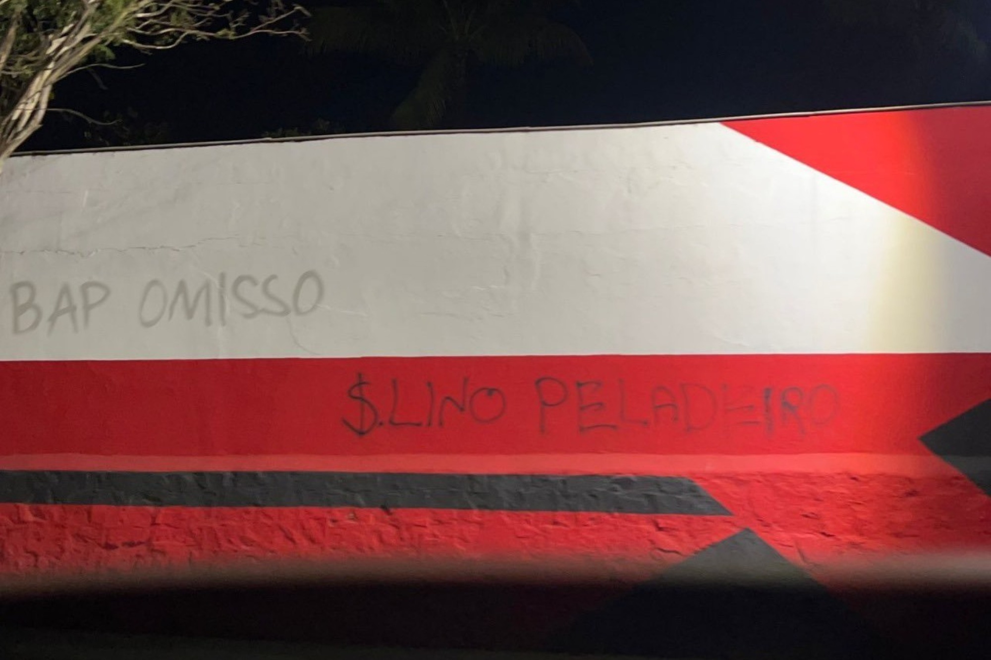 Muros da Gávea são pichados após derrota do Flamengo; veja foto