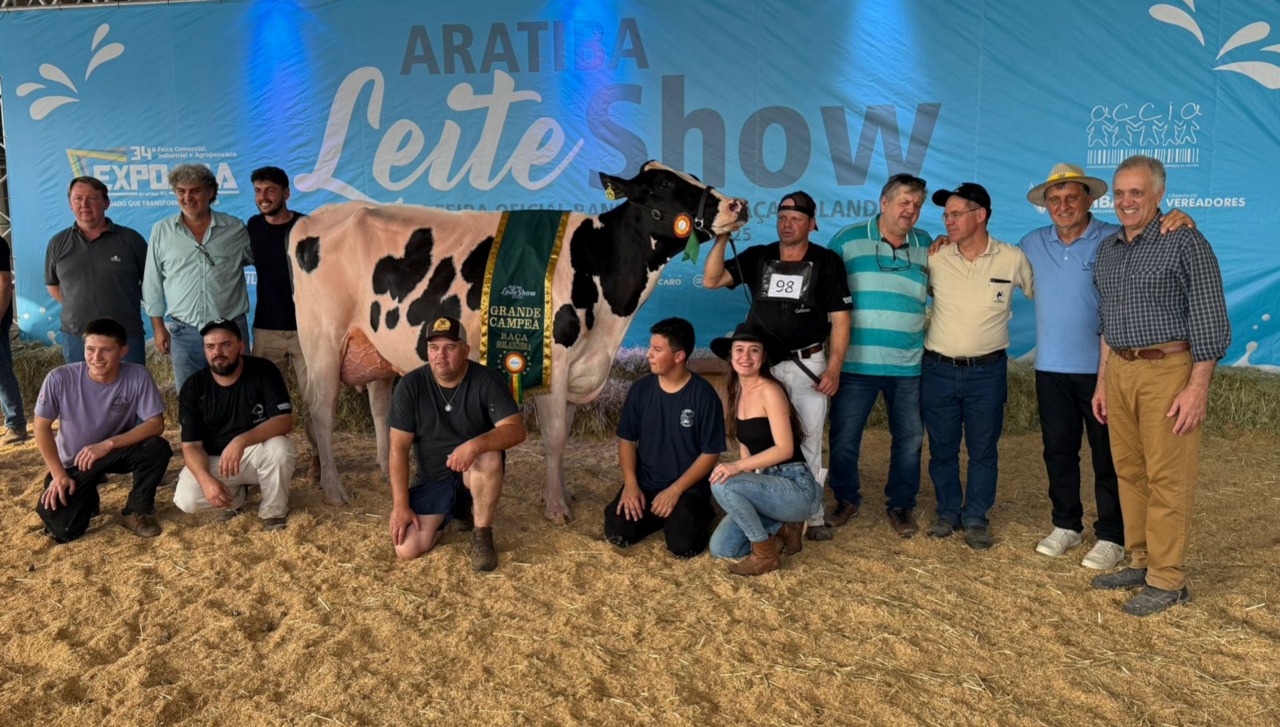 Expositor de Ibirubá leva o grande campeonato da raça Holandesa da Aratiba Leite Show