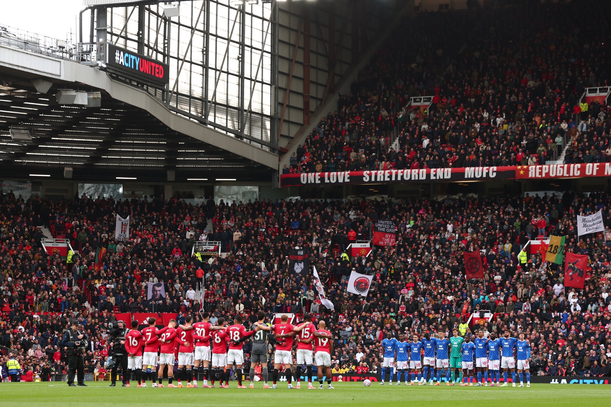Rato é encontrado em Old Trafford durante jogo do Manchester United