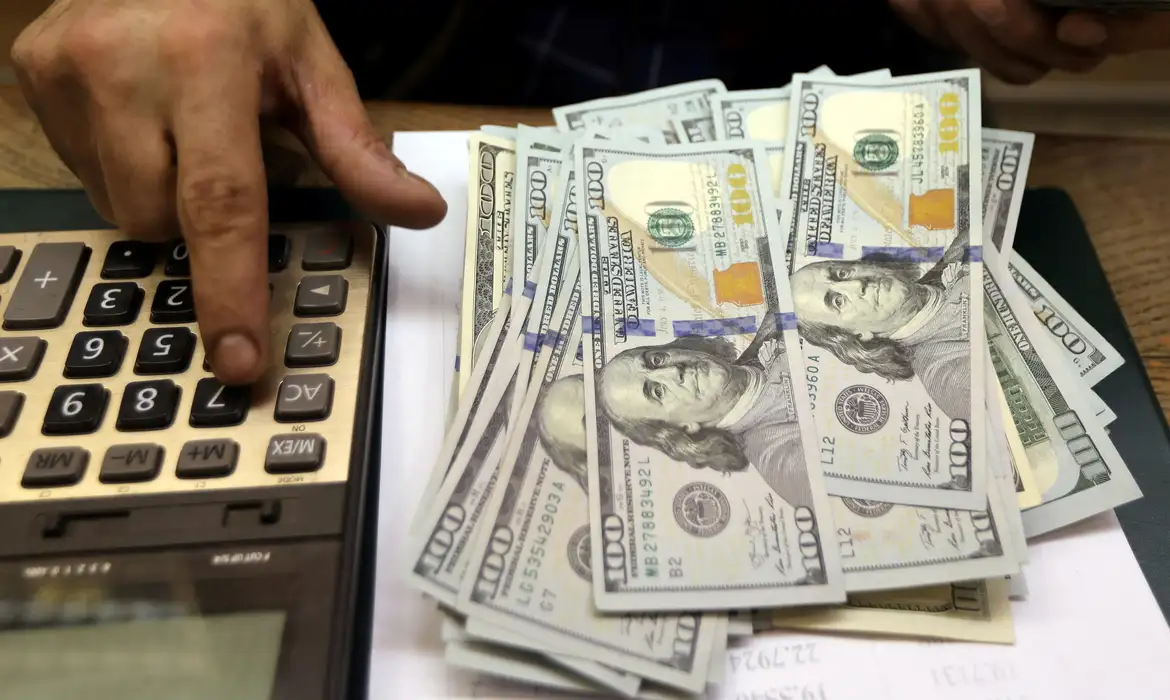 Dólar cai para R$ 5,31 após conversa entre Lula e Trump