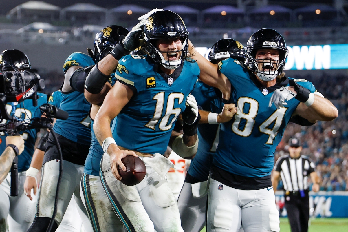 Vídeo: quarterback tropeça, cai e faz touchdown nos últimos segundos