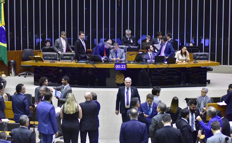 Preocupados, governo e aliados tentam articular votação da MP da taxação e reclamam de “sabotagem” da oposição e centrão