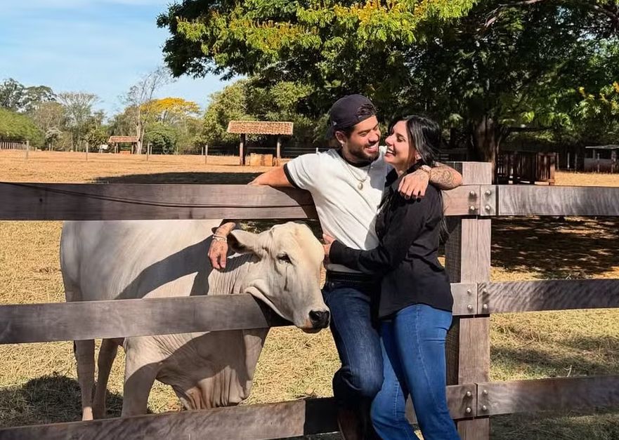 Zé Felipe e Ana Castela, o casal do Agro, posam agarradinhos na fazenda da cantora