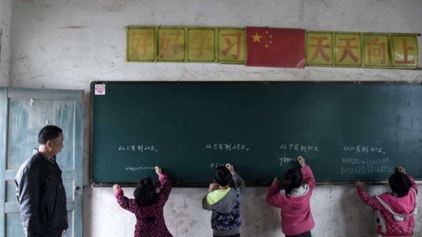 China recruta 7.000 professores aposentados para áreas rurais