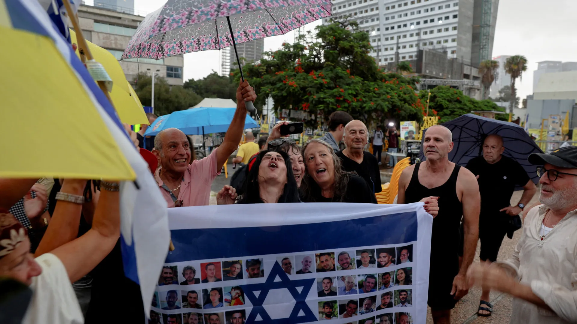 Israelenses e palestinos celebram acordo, mas ataques em Gaza continuam