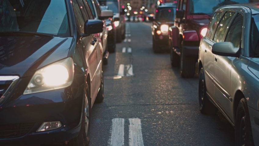 IBGE: 3 em cada 10 brasileiros usam carro para ir ao trabalho