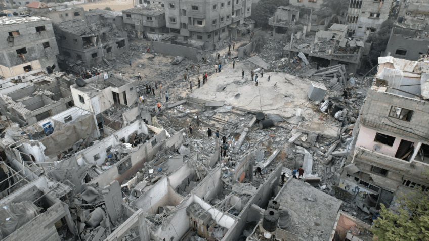Israel bombardeia Gaza, enquanto tropas se preparam para recuar