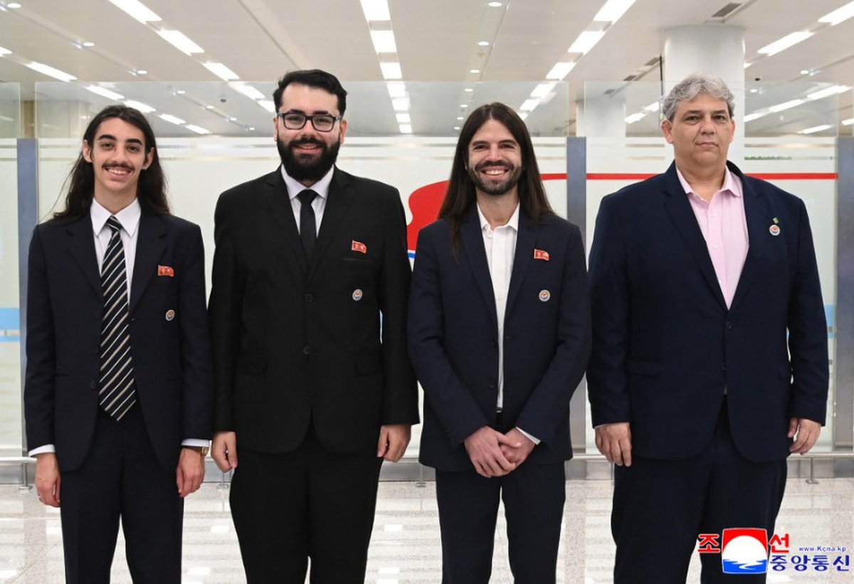Brasileiros vão à Coreia do Norte para celebrar partido de Kim Jong-un